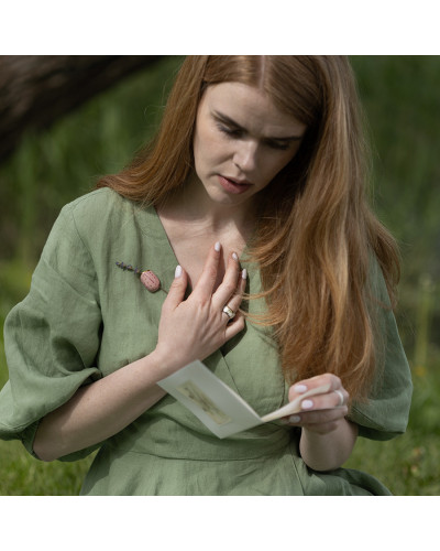 Rausva sagė-kišenelė su aukso detalėmis — rankų darbo porceliano papuošalas | sentiments.boutique