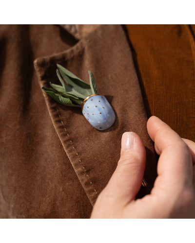 Melsva sagė-kišenelė su aukso detalėmis — rankų darbo porceliano papuošalas | sentiments.boutique