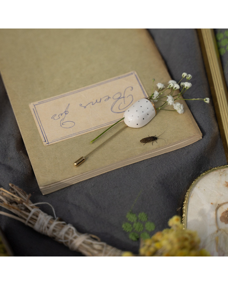 Balta sagė kišenelė su platinos detalėmis — rankų darbo porceliano papuošalas | sentiments.boutique