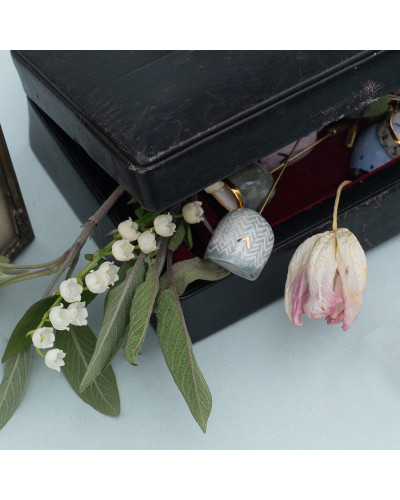 Dekoruota eglute šviesiai pilka sagė kišenelė su aukso detalėmis — rankų darbo porceliano papuošalas | sentiments.boutique