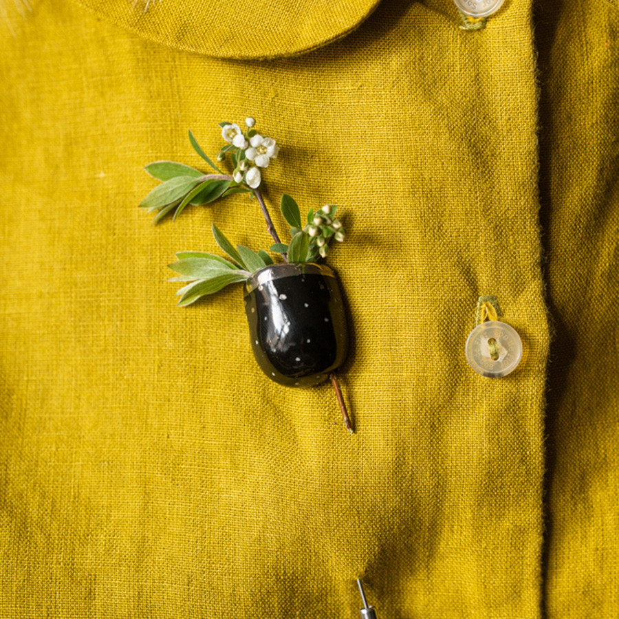 Juoda kišenelė su aukso detalėmis — rankų darbo porceliano papuošalas | sentiments.boutique
