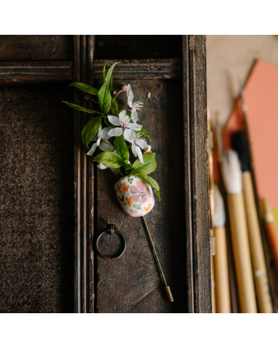 Pievų gėlėmis dekoruota sagė  — rankų darbo porceliano papuošalas | sentiments.boutique