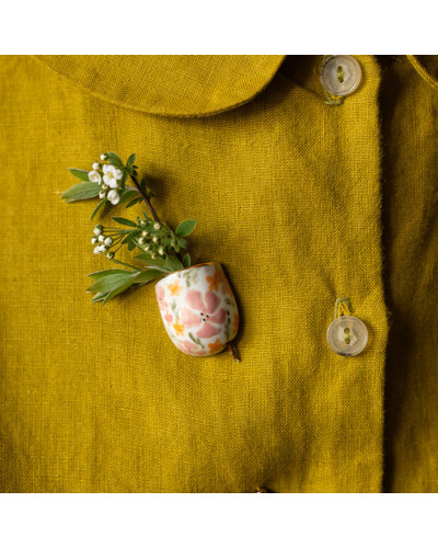 Pievų gėlėmis dekoruota sagė  — rankų darbo porceliano papuošalas | sentiments.boutique
