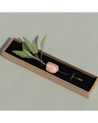 Rausva sagė-kišenelė su aukso detalėmis — rankų darbo porceliano papuošalas | sentiments.boutique