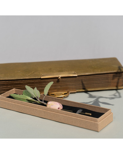 Rausva sagė-kišenelė su aukso detalėmis — rankų darbo porceliano papuošalas | sentiments.boutique